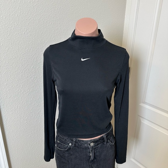 Nike Tops - Nike Longsleeve Top 🖤
